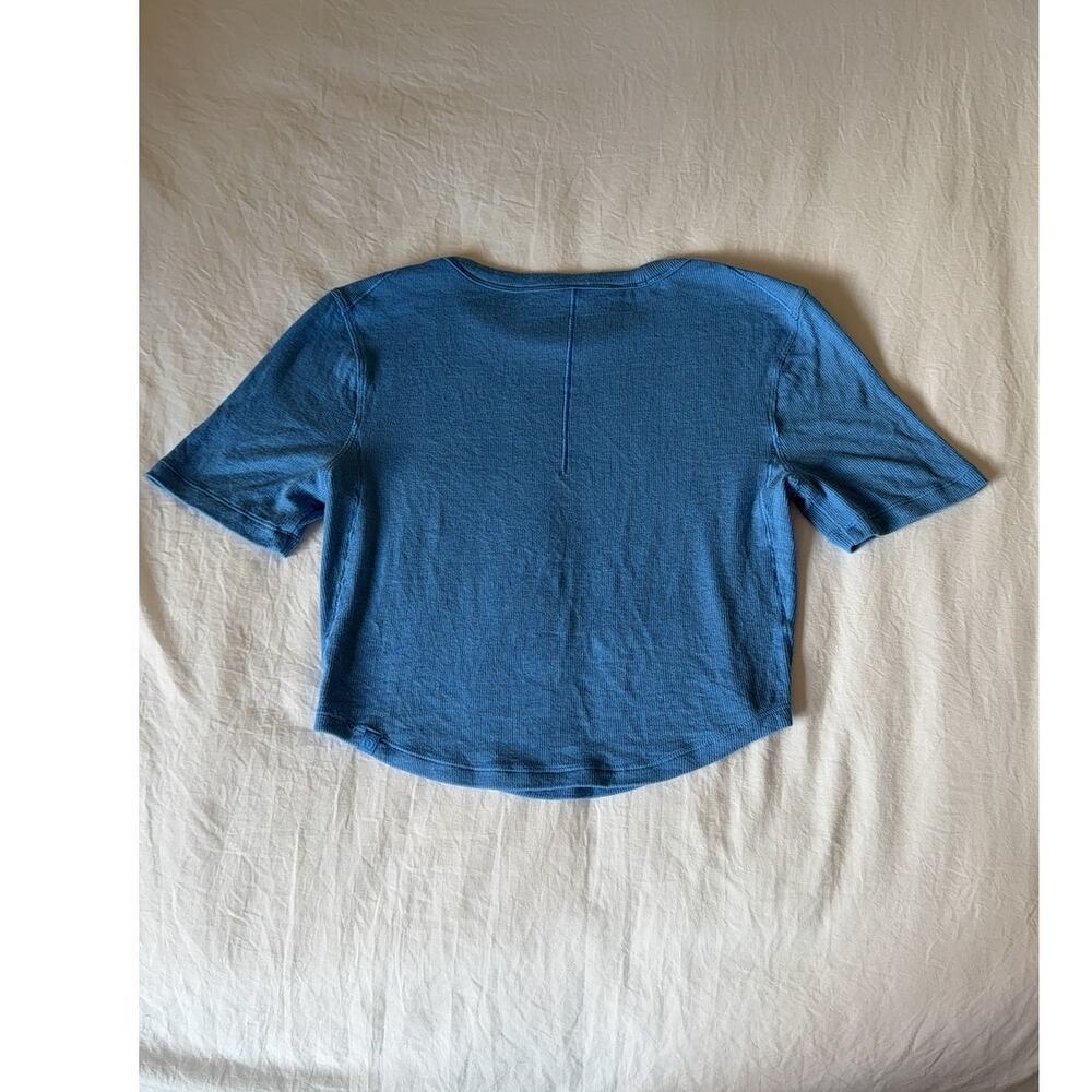 Lululemon Women's Short Sleeve T-Shirt Blue Textured Ribbed Athletic Casual - Picture 2 of 3